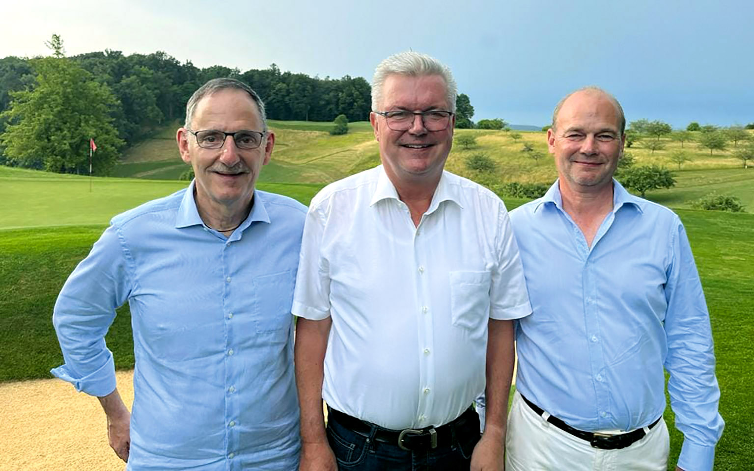 Mario Fehr auf dem Golfplatz mit Kantonsrat Martin Farner und dem ehemaligen Kantonsrat Alex Gantner.