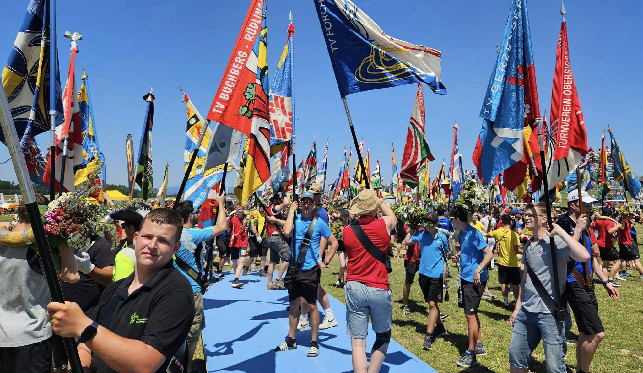 Turnerinnen und Turner heben ihre Fahnen: Tolle Stimmung am Zürcher Kantonalturnfest. 