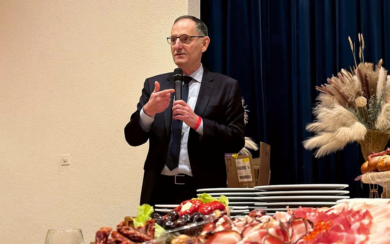 Mario Fehr mit Mikrofon in der Hand bei der Neujahrsansprache. 