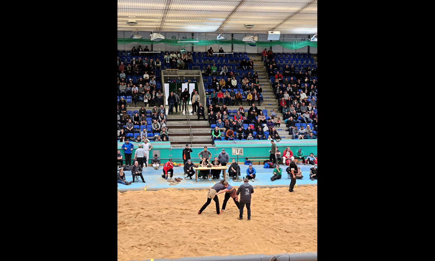 1400 Zuschauer am ersten Schwingfest des Jahres in der Saalsporthalle. 