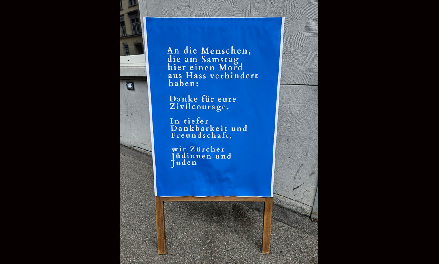 Ein Schild auf der Strasse mit dem Text: «An die Menschen, die am Samstag hier einen Mord aus Hass verhindert haben: Danke für eure Zivilcourage. In tiefer Dankbarkeit und Freundschaft, wir Zürcher Jüdinnen und Juden.»