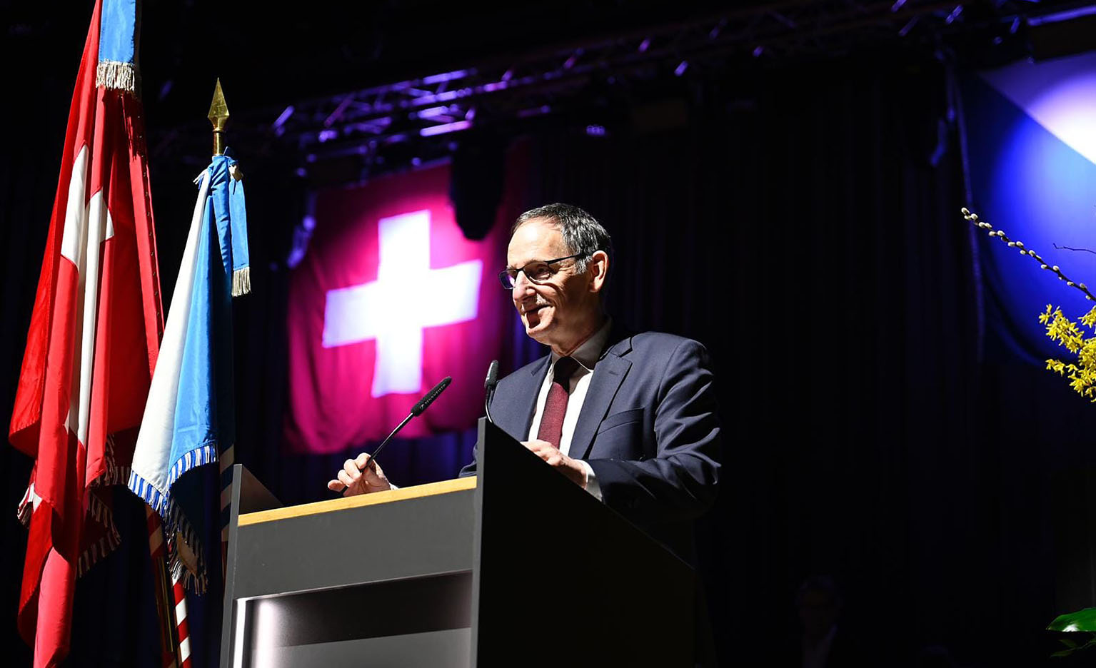 Mario Fehr am Rednerpult bei der Ansprache. 