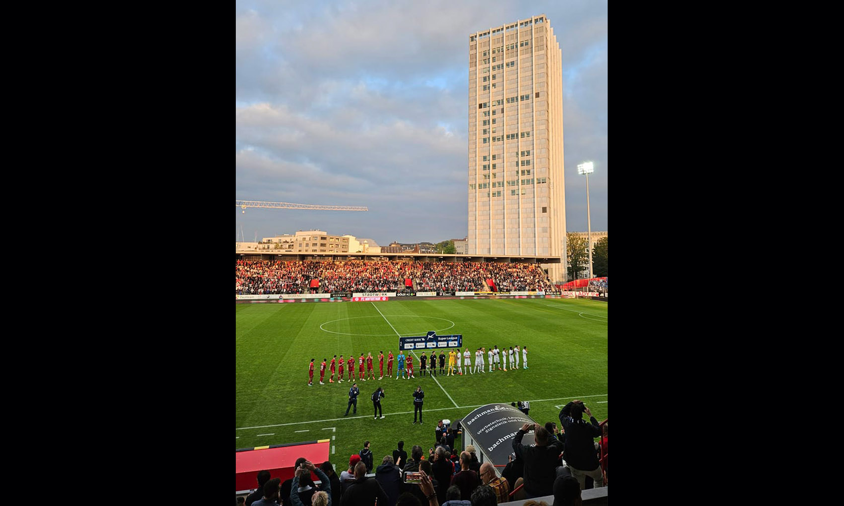 Blick von der Haupttribüne aufs Spielfeld des Stadions Schützenwiese.