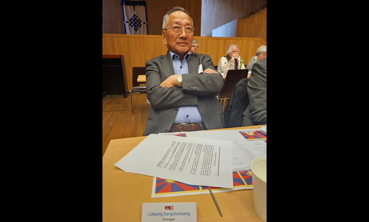 Lobsang Gangshontsang, ehemaliger Präsident der Tibetergemeinschaft, sitzt an einem Tisch. 