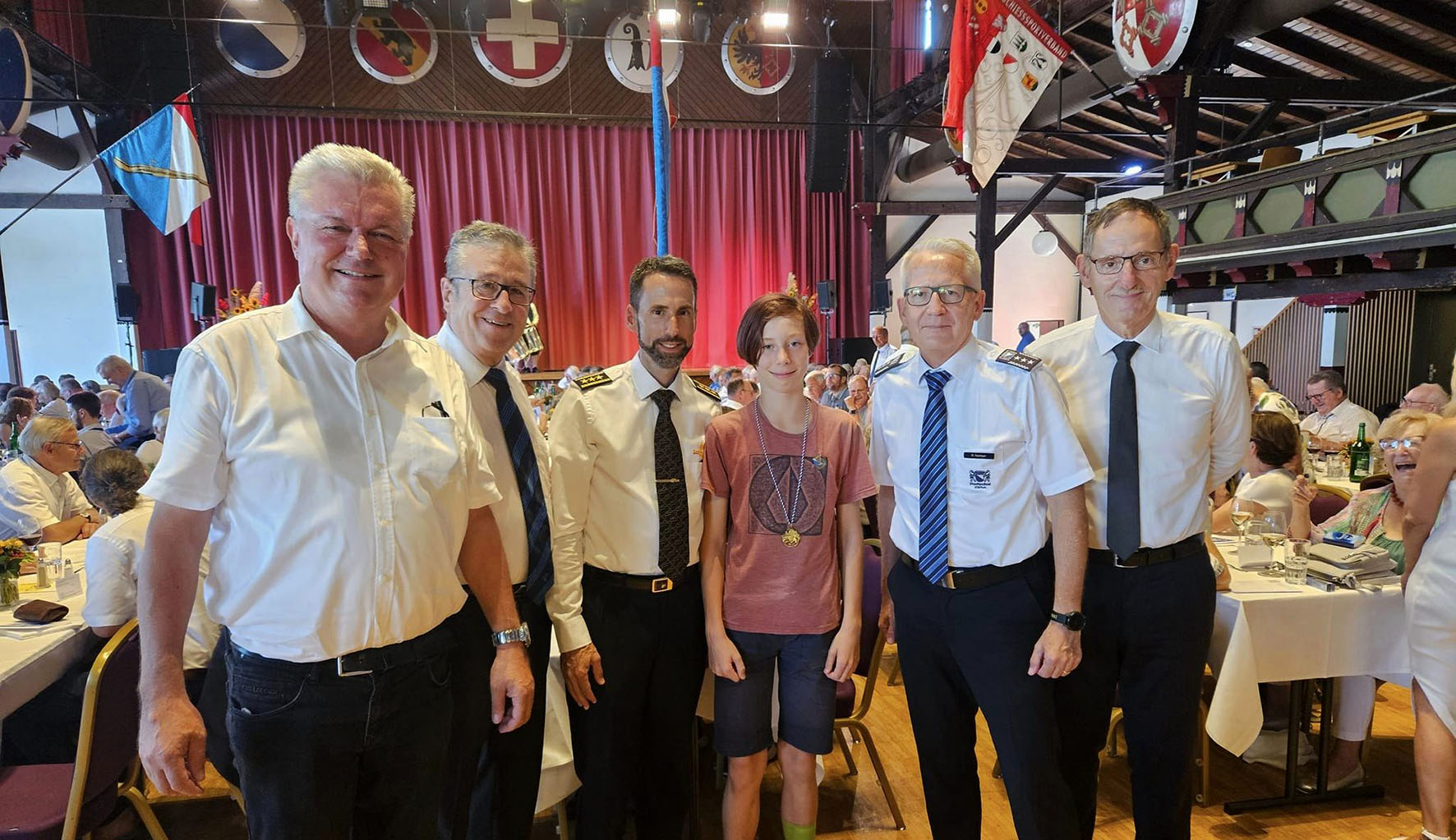 Die Polizeikommandanten Beat Oppliger (Stadt) und Marius Weyermann (Kanton) sowie Kantonsrat Martin Farner und der Obmann der Zürcher Stadtschützen, Andres Türler, mit Mario Fehr.