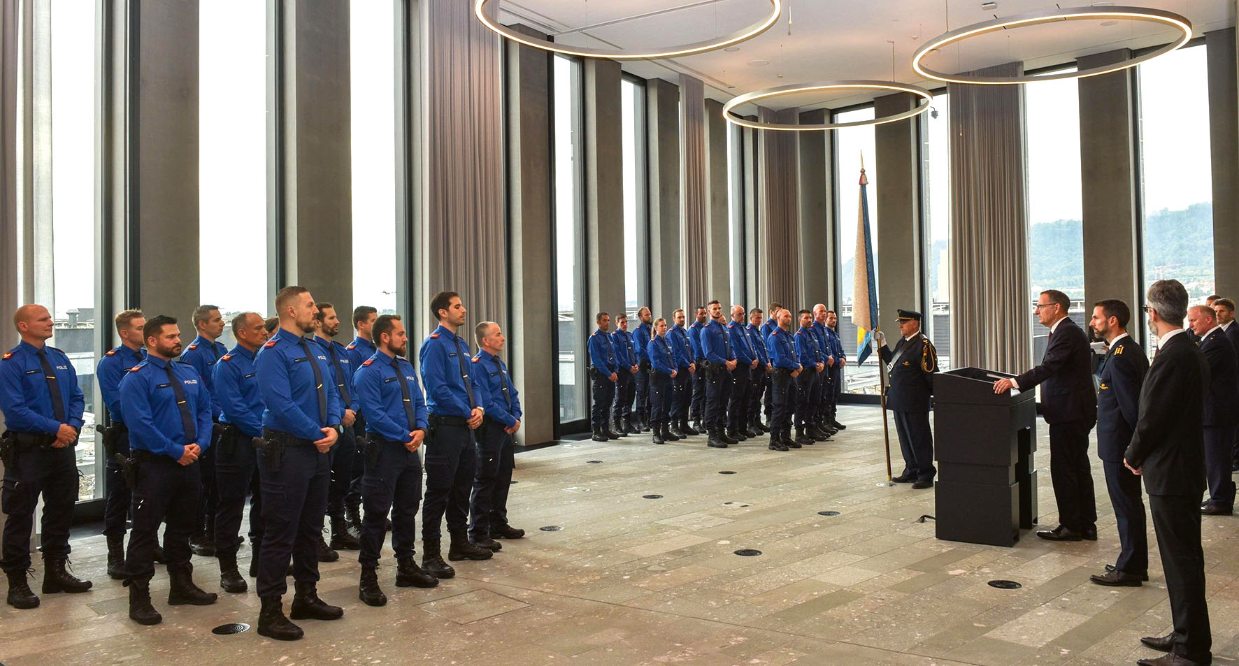 27 Polizistinnen und Polizisten werden bei der Nachvereidigung ins Korps der KAPO aufgenommen.