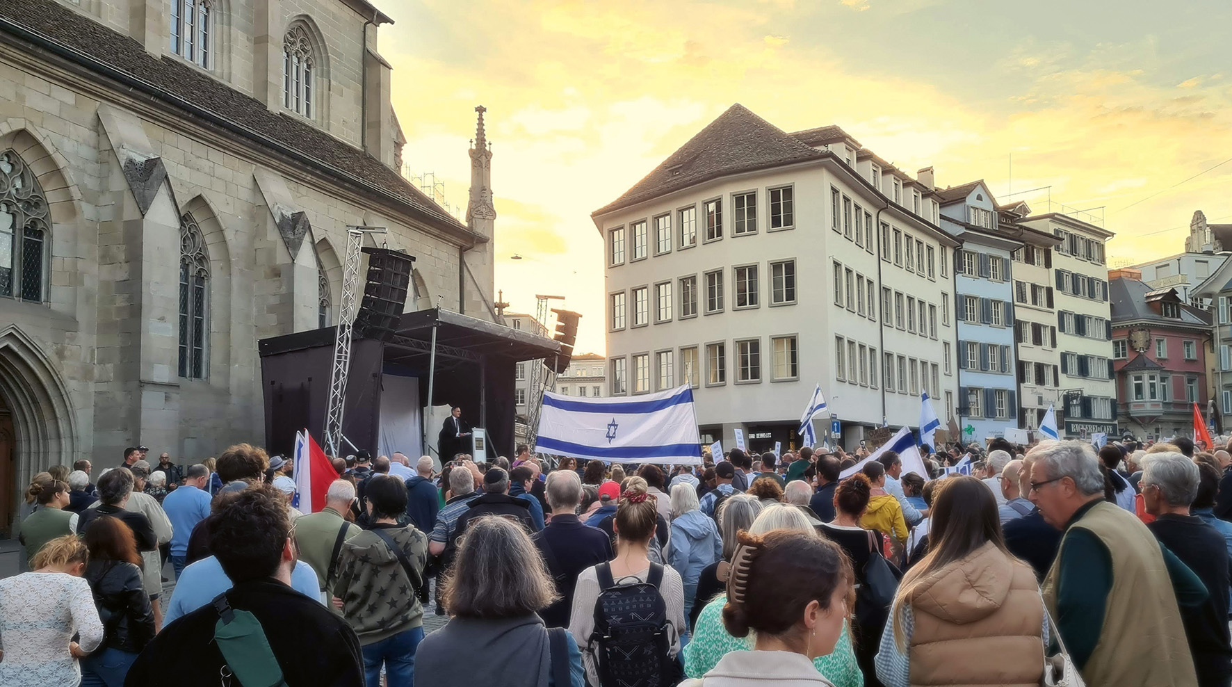 Mario Fehr hält eine Rede an der Solidaritätskundgebung für Israel auf dem Zürcher Münsterhof. 