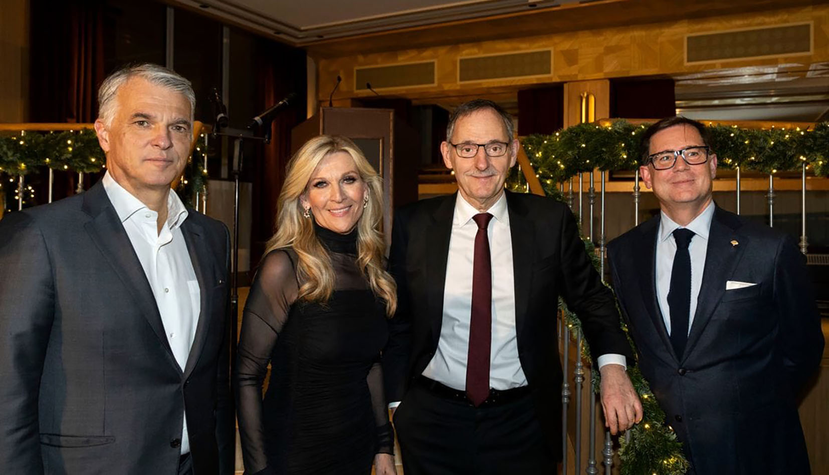 Mario Fehr mit UBS-Chef Sergio Ermotti, Moderatorin Patricia Boser und General Manager Mark Bradford...