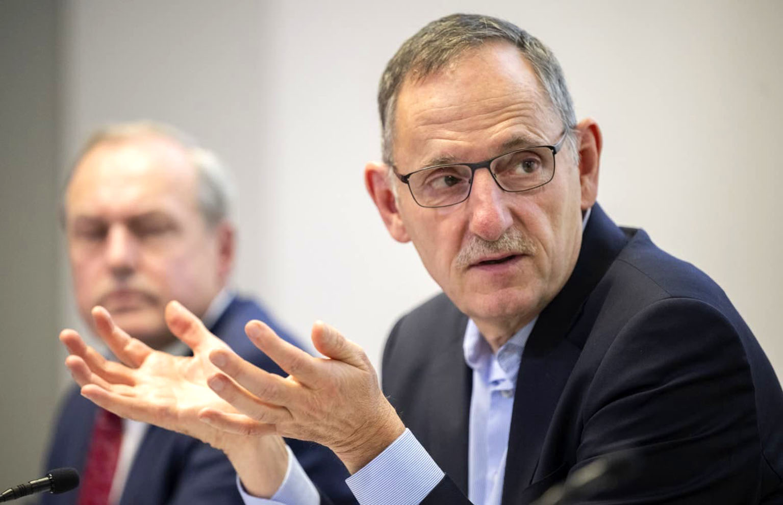 Mario Fehr mit Händen gestikulierend an der Medienkonferenz. 