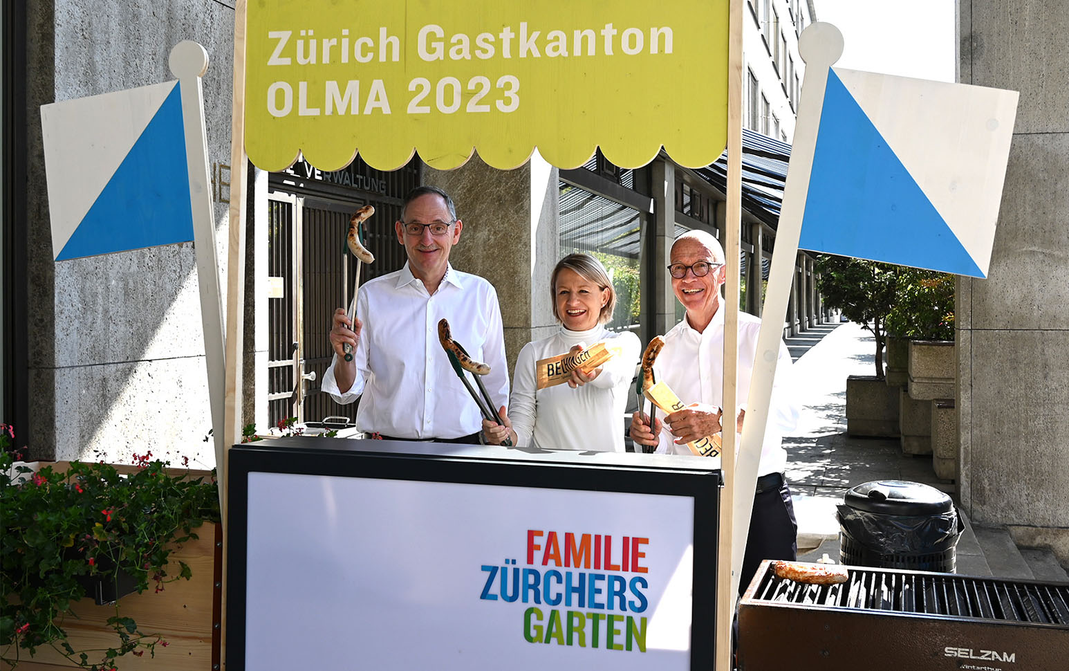 Mario Fehr am Grillstand mit Christine Bolt und Thomas Scheitlin. 