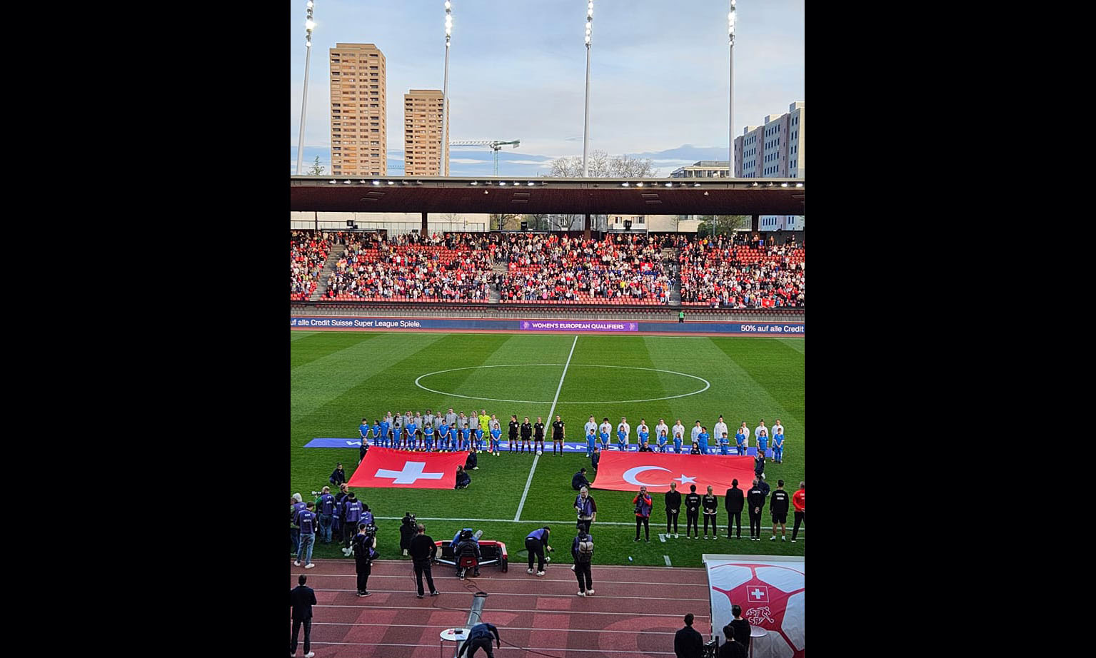 Die Schweizer und die türkische Nationalmannschaft stehen im Stadion Letzigrund auf dem Rasen und die Nationalhymnen werden abgespielt. 