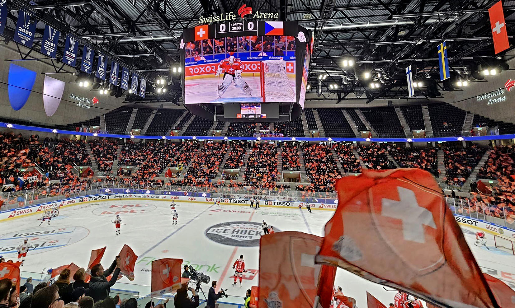 Szene aus dem Spiel Schweiz–Tschechien in der Swiss Life Arena, mit Publikum im Hintergrund. 