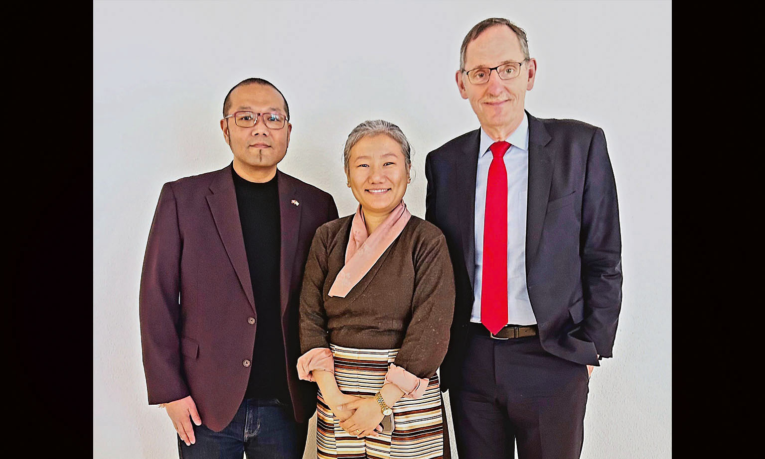 Mario Fehr mit Thinlay Chukki, der tibetischen Botschafterin in der Schweiz, und dem Oetwiler Gemein...