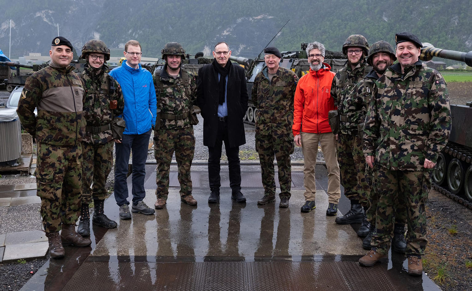 Gruppenfoto der Delegation und Soldaten vor Ort. 