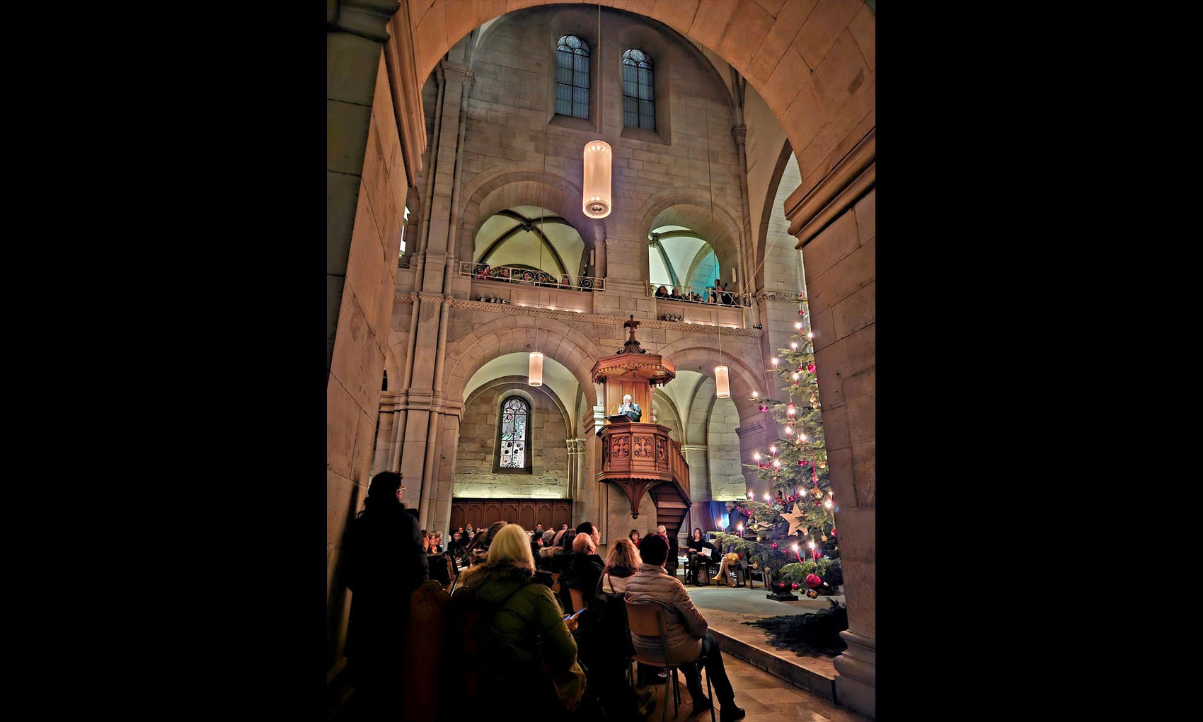 Gut besuchter Gottesdienst mit Christbaum im Grossmünster, Zürich. 