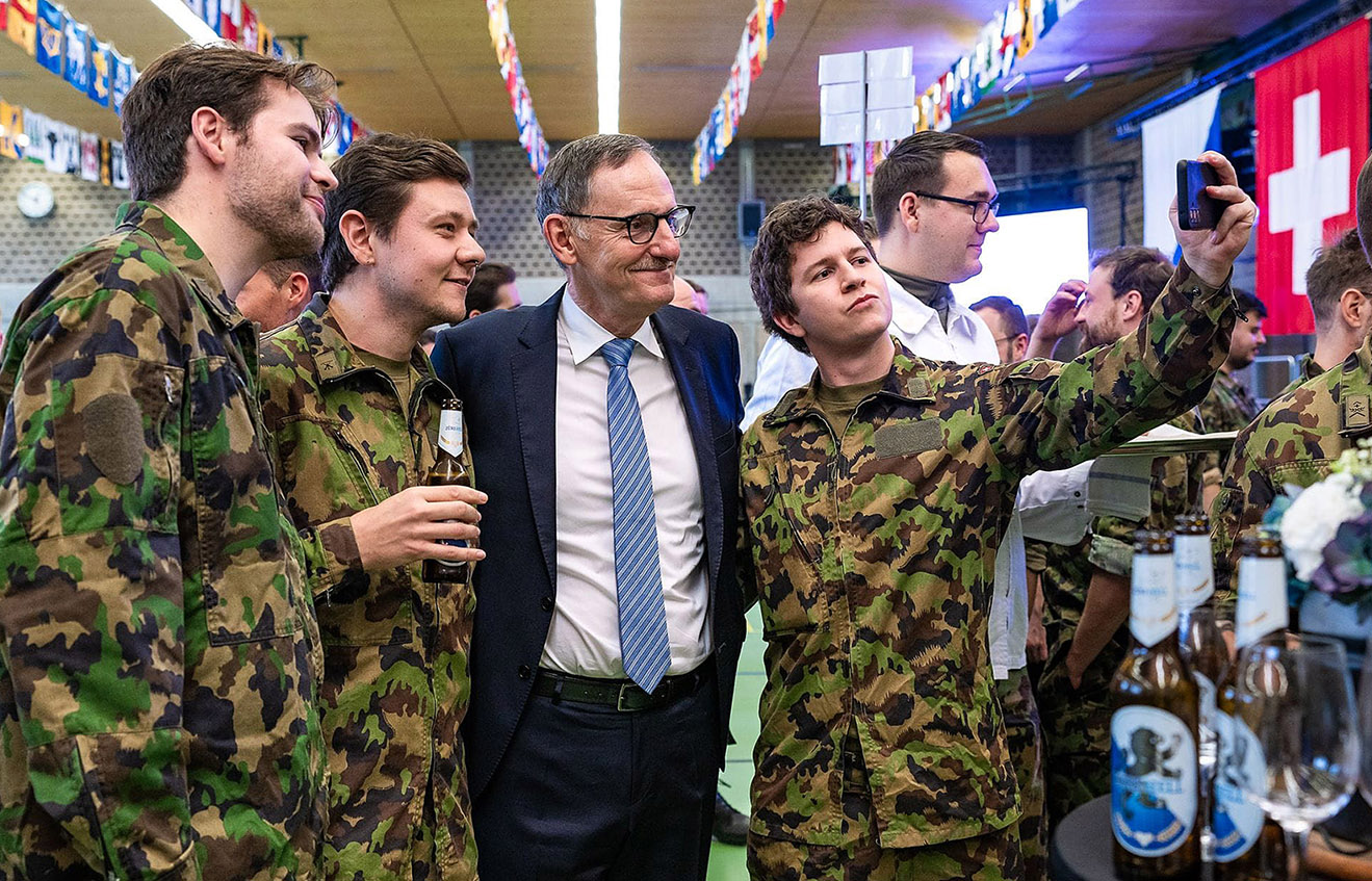 Mario Fehr posiert mit mehreren Angehörigen des Militärs für ein Selfie.