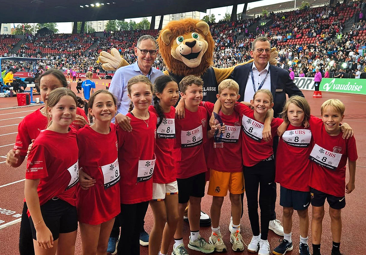 Mario Fehr in sportlicher Action Mario Fehr steht mit einer Gruppe von Kindern am «Weltklasse Zürich» im Letzigrund.