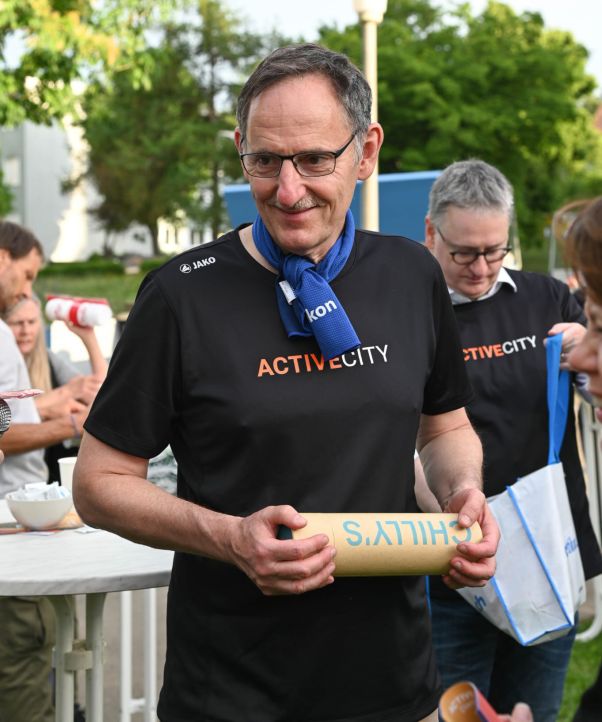 Eröffnung Active City Dietikon: Mario Fehr mit einem T-Shirt mit «Active City»-Aufdruck. 