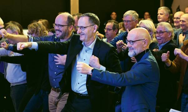 Forum Sportkanton Zürich 2023: Mario Fehr und ZKS-Präsident Urs Hutter lachen und machen Übungen mit den Händen mit. 