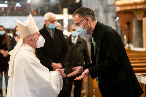 Interreligiöser Austausch mit dem Bischof von Chur: Der Bischof und Mario Fehr tragen eine Schutzmaske und sprechen miteinander. 