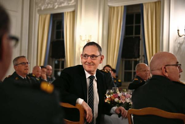 Treffen mit Höheren Stabsoffizieren: Mario Fehr sitzt am Tisch und lacht. 