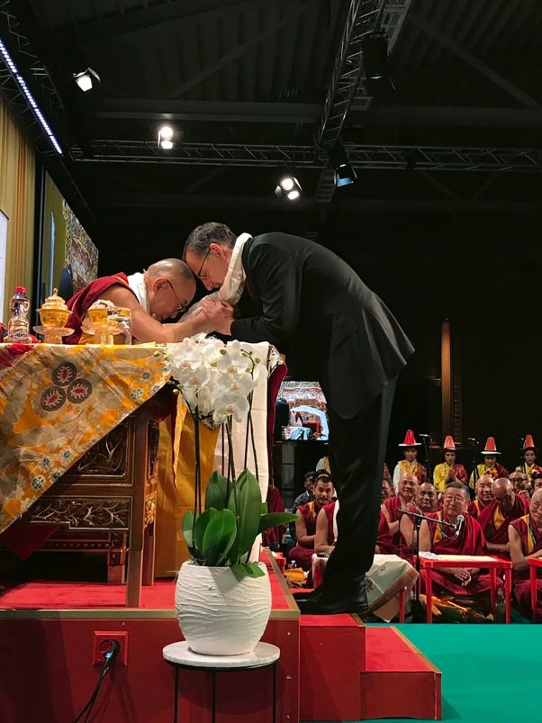 Treffen mit dem Dalai Lama in Rikon: Mario Fehr steht auf der Bühne mit dem Dalai Lama. 