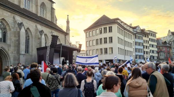 Solidaritätskundgebung für Israel: Zahlreiche Menschen versammeln sich auf dem Zürcher Münsterhof. Mario Fehr steht am Rednerpult. 