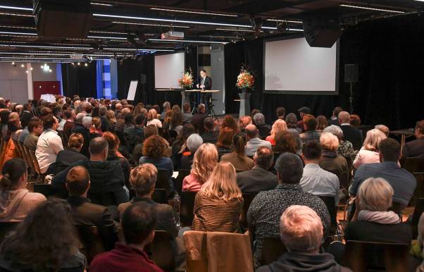 Sozialkonferenz in Winterthur: Mario Fehr steht vor grossem Publikum und spricht. 