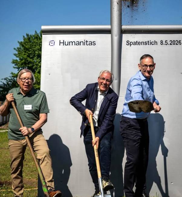 Stiftungsratspräsident Manfred Manser, Gemeindepräsident Beat Nüesch und Mario Fehr halten alle eine Schaufel in der Hand. Zusammen führen sie den Spatenstich aus. 