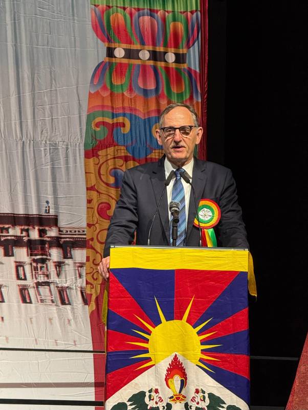 Mario Fehr steht am Rednerpult der Feier zum 90. Geburtstag des Dalai Lama und spricht.