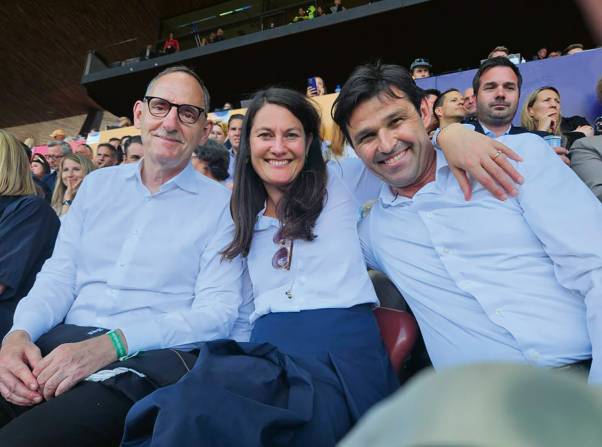 Mario Fehr posiert sitzend auf der Tribüne im Letzigrund mit Tiana Angelina Moser und Matthias Aebischer. Alle drei lachen in die Kamera.