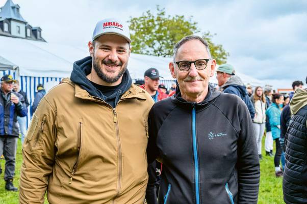 Samir Leuppi steht neben Mario Fehr. Leuppi trägt eine hellbraune Jacke, Fehr eine schwarz-blaue Trainerjacke des Sportamts Kanton Zürich. 