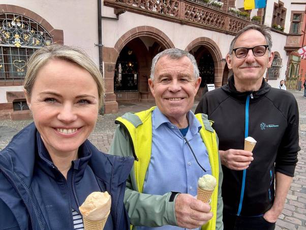 Natalie Rickli, Ernst Stocker und Mario Fehr halten je ein Glacé in den Händen und lachen in die Kamera.