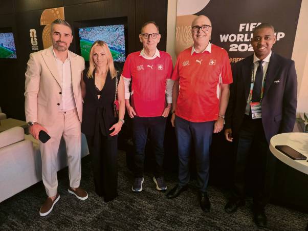 Valon Behrami, Lara Gut-Behrami, Mario Fehr, Martin Pfister und Gelson Fernandes posieren für das Gruppenbild und lachen. Fehr und Pfister tragen ein Schweizer Nati-Trikot.